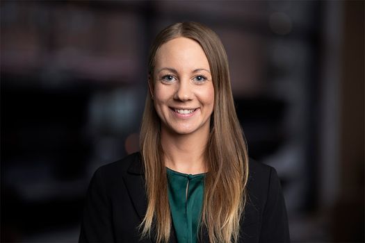 Norea Lindqvist, Mäklarassistent